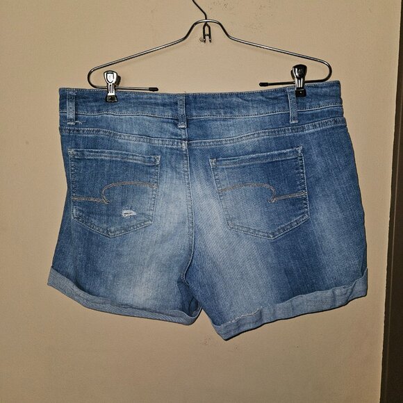 Time & Tru 16 Mid Rise Distressed Denim Shorts - Picture 3 of 5